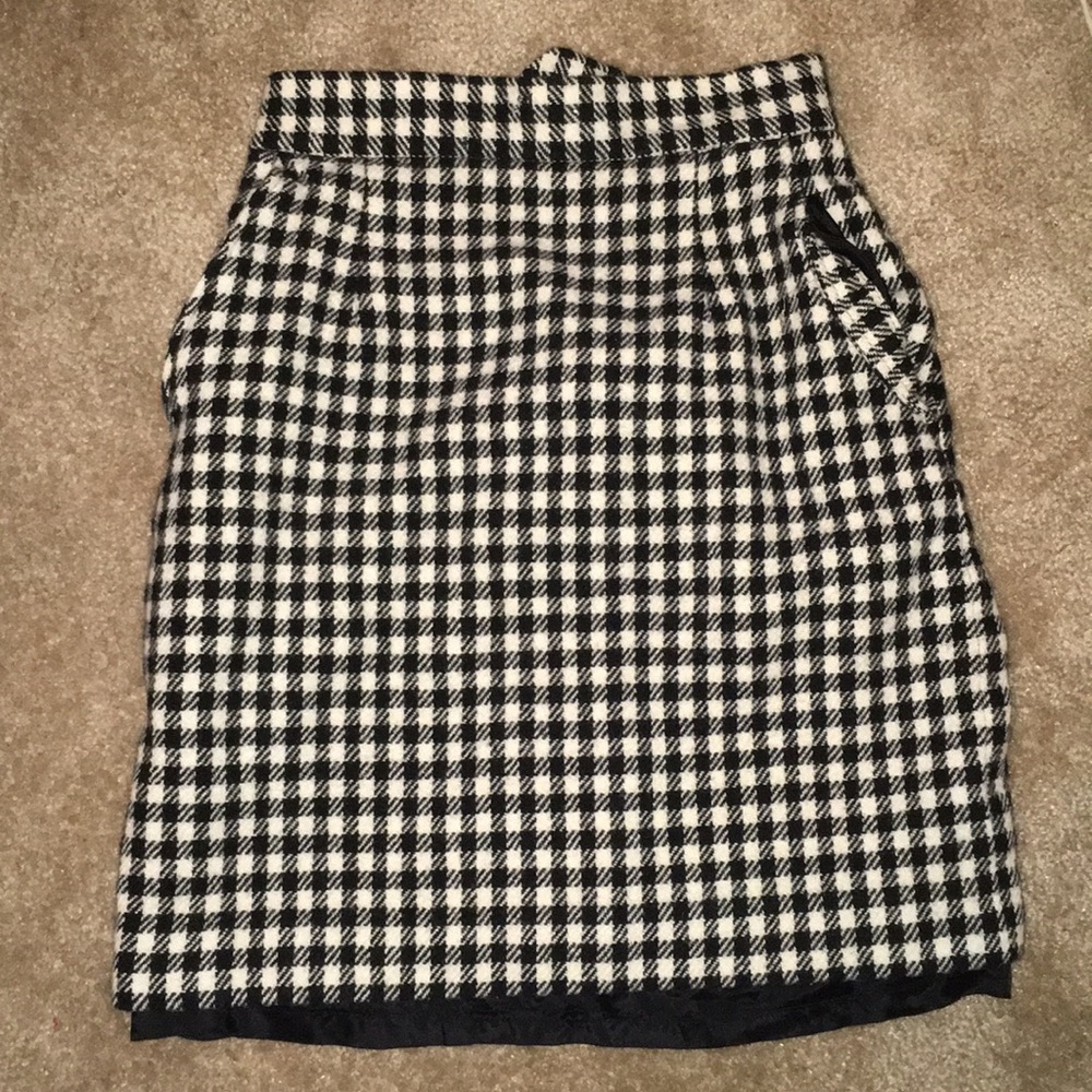 Size 8 plaid skirt WITH POCKETS